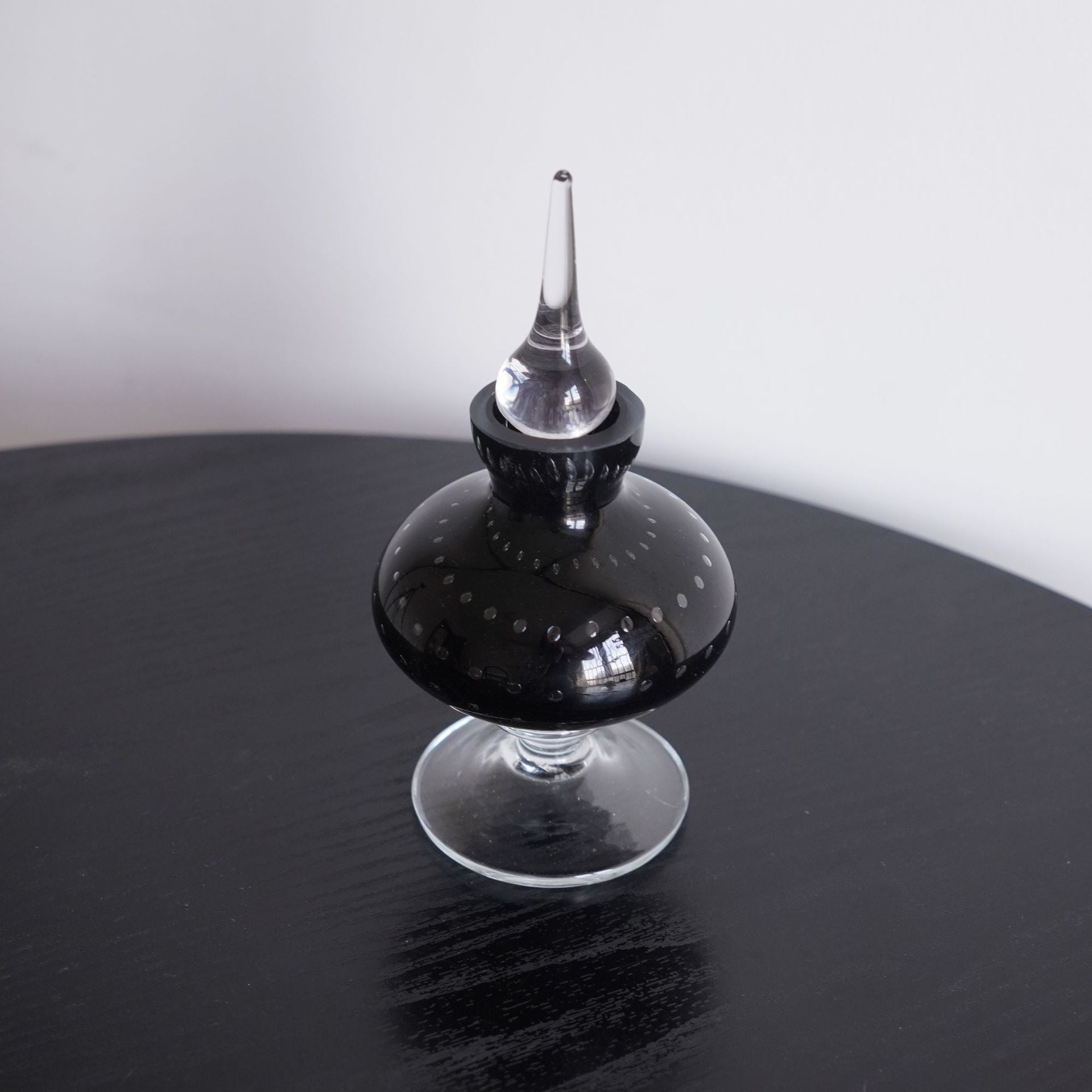 Sculptural glass diffuser bottle in black or yellow, 100ml - source image 8