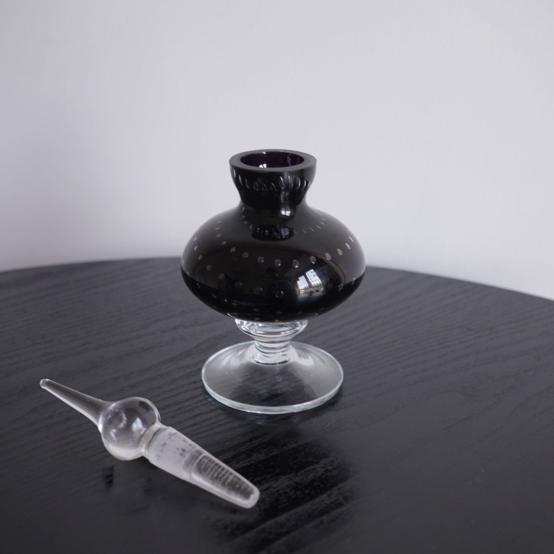 Sculptural glass diffuser bottle in black or yellow, 100ml - source image 4